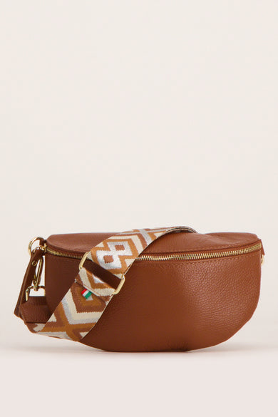 Sac à bandoulière brun Access® avec une bandoulière à motif géométrique, fermeture éclair dorée.