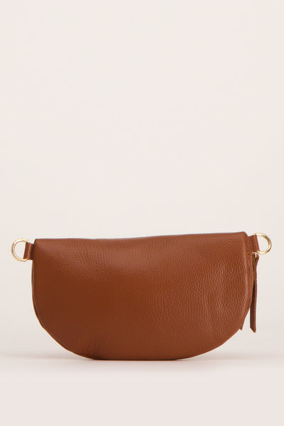 Sac à bandoulière en cuir marron par Access®, avec des détails dorés et une texture grainée.
