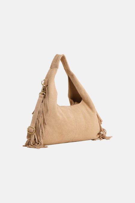 Sac à bandoulière beige en daim Access® avec des franges décoratives et une bandoulière réglable, en vue de côté.