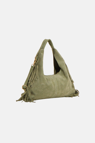 Sac à bandoulière vert en cuir suédé par Access®, orné de franges et d'une bandoulière réglable.