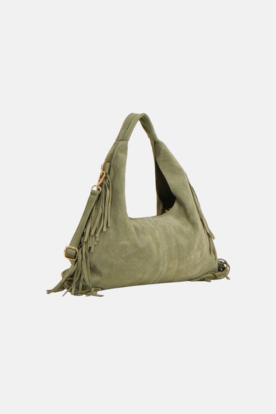 Sac à bandoulière vert en cuir suédé par Access®, orné de franges et d'une bandoulière réglable.