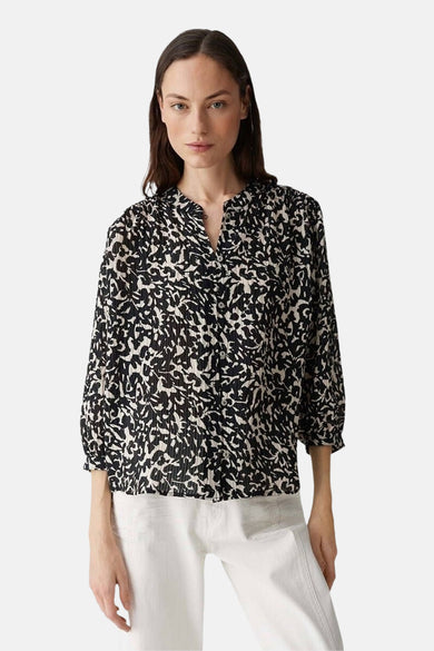 Zwarte blouse met patroon, van OPUS, met een geplooide textuur en lange mouwen.
