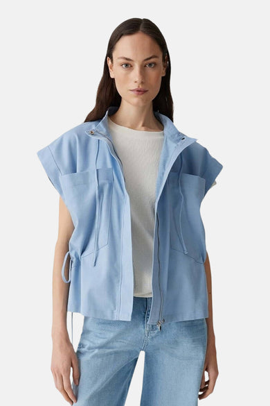 Blauwe mouwloze jas van OPUS, achterzijde, met trekkoord in de taille en geplooide details.