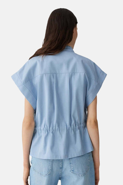 Veste bleue sans manches de OPUS, vue de dos, avec cordon de serrage à la taille et détails plissés.