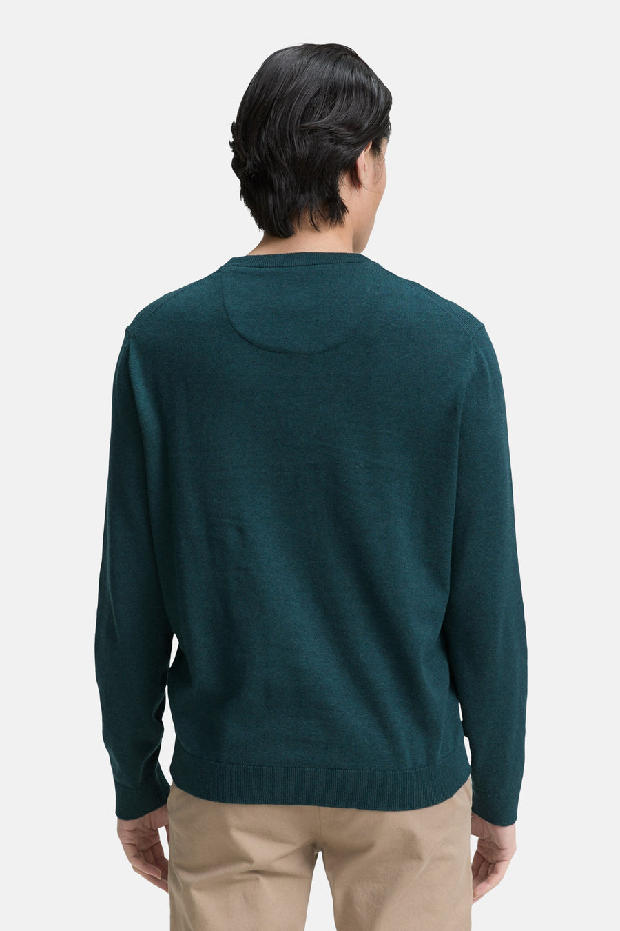 Groene trui met ronde hals van Tom Tailor, met subtiele textuurdetails, gedragen met een beige broek.