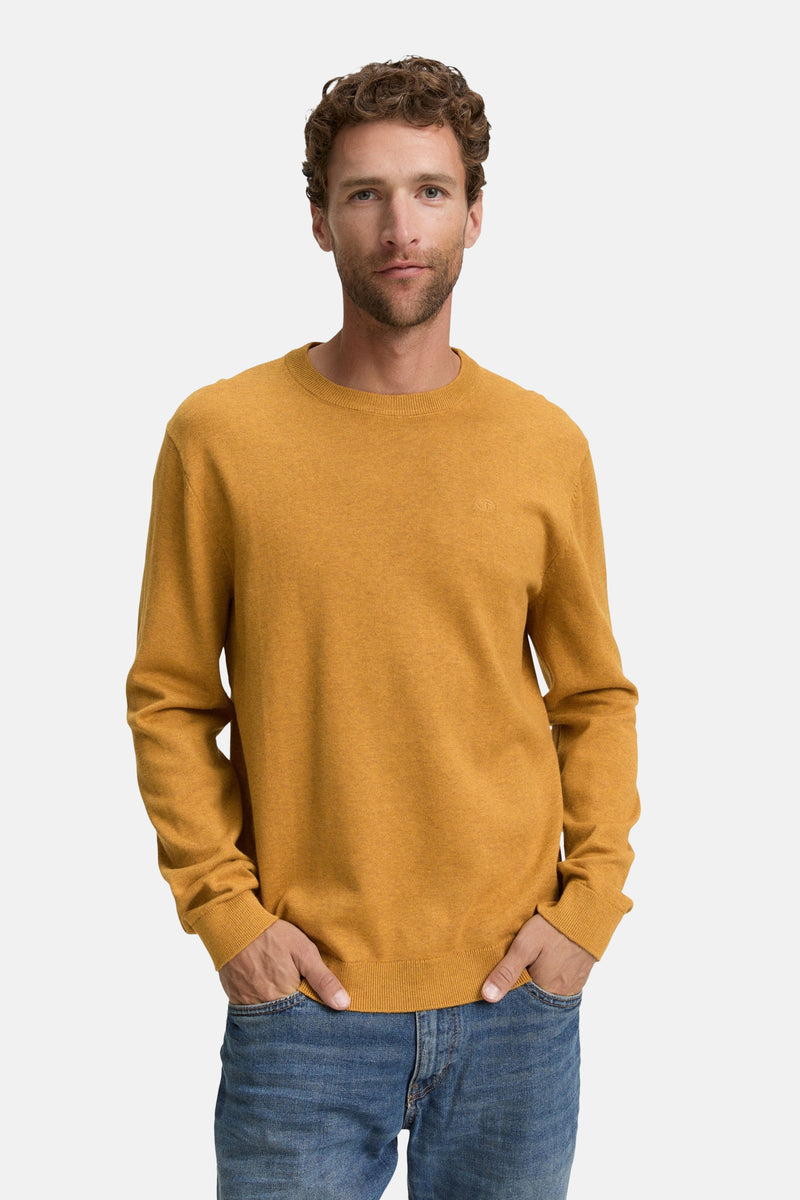 Gele rondehals trui van Tom Tailor, gedragen met een casual blauwe jeans.