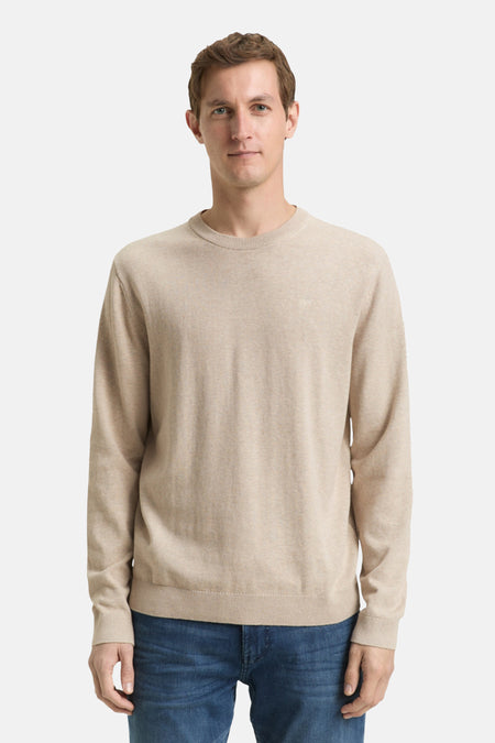 Pull à col rond beige par Tom Tailor, porté avec un jean bleu.