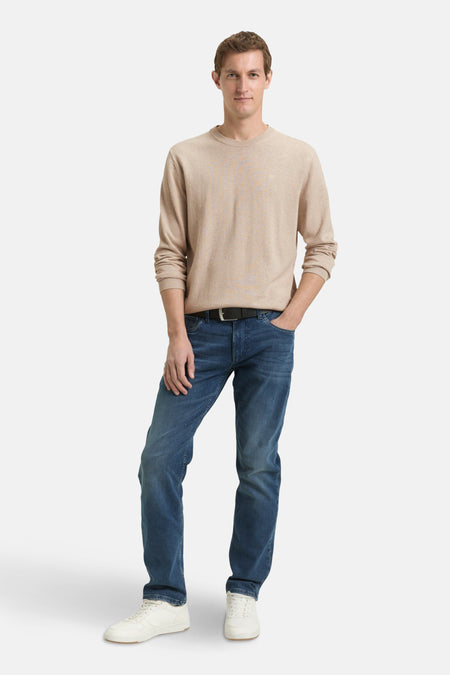 Pull à col rond beige de Tom Tailor porté avec jean bleu et des baskets blanches.