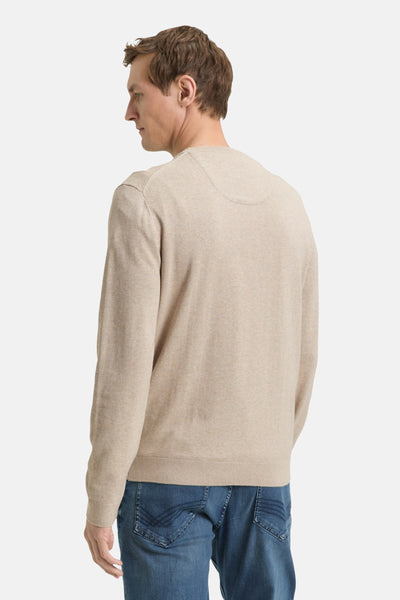Pull à col rond beige de Tom Tailor, manches longues, porté avec un jean bleu