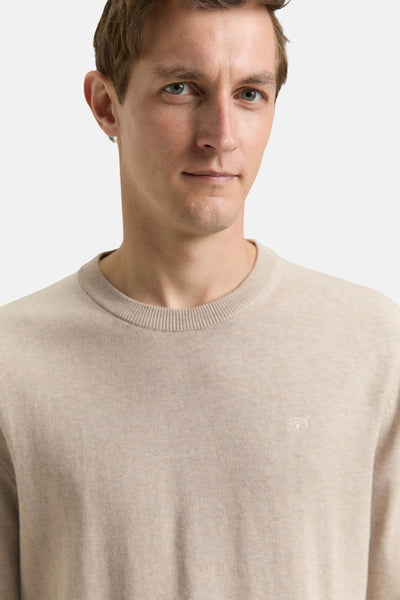 Beige ronde hals trui van Tom Tailor, in fijne en lichte brei, met een klein discreet logo.