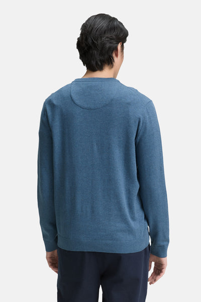 Pull à col rond bleu par Tom Tailor, vue de dos, porté avec un pantalon sombre uni.