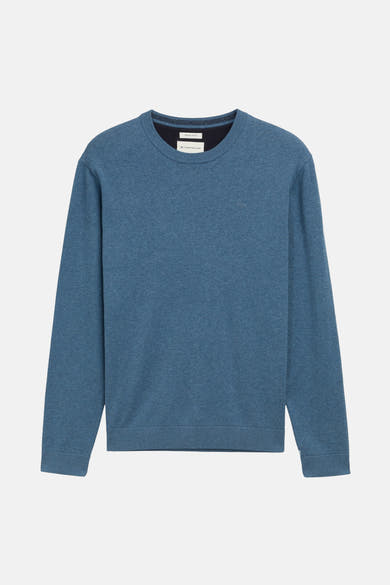 Ronde hals trui blauw van Tom Tailor, in fijne breinaald en gemêleerde textuur, op een witte achtergrond.
