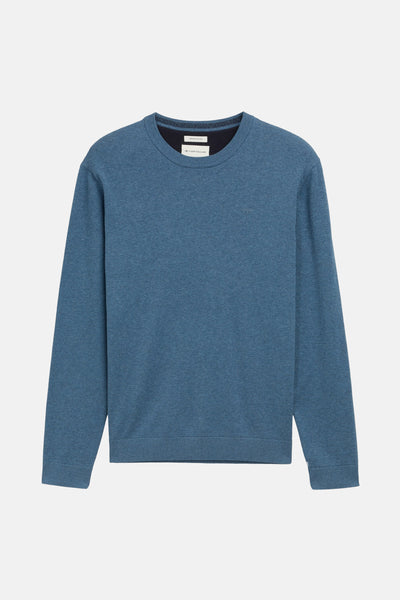 Ronde hals trui blauw van Tom Tailor, in fijne breinaald en gemêleerde textuur, op een witte achtergrond.