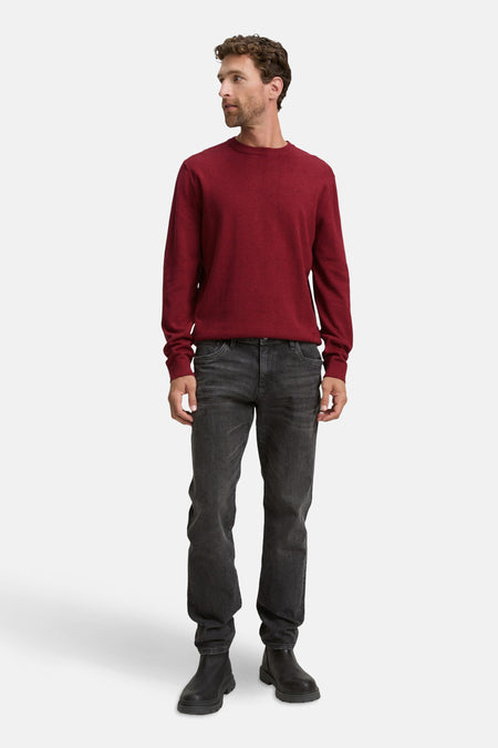Rode rondehals trui van Tom Tailor, gedragen met een grijze jeans en zwarte enkellaarsjes.