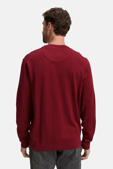 Rode rondehals trui van Tom Tailor, achterkant, gedragen met een lichtgrijze broek.