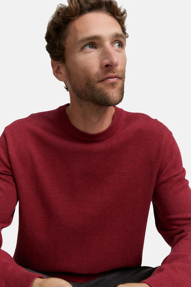 Rode rondehals-trui van Tom Tailor, met een discreet patroon op de voorkant en lange mouwen.