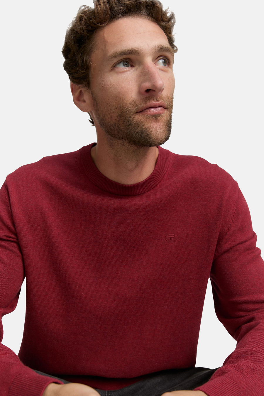 Rode rondehals-trui van Tom Tailor, met een discreet patroon op de voorkant en lange mouwen.