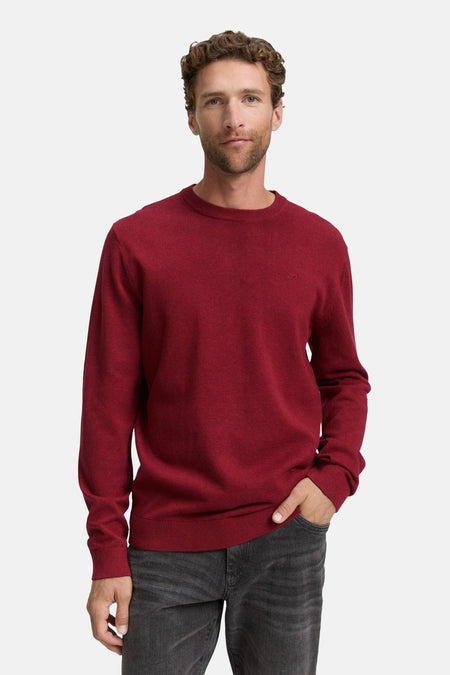 Rode rondehals trui van Tom Tailor, gedragen met een lichtgrijze jeans.