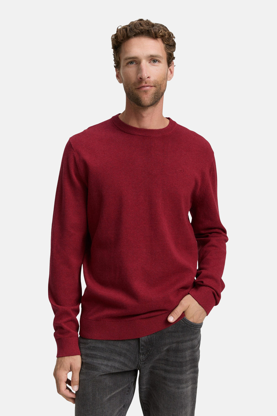 Rode rondehals trui van Tom Tailor, gedragen met een lichtgrijze jeans.
