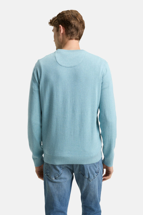 Pull à col rond bleu par Tom Tailor, porté avec un jean, vue de dos.