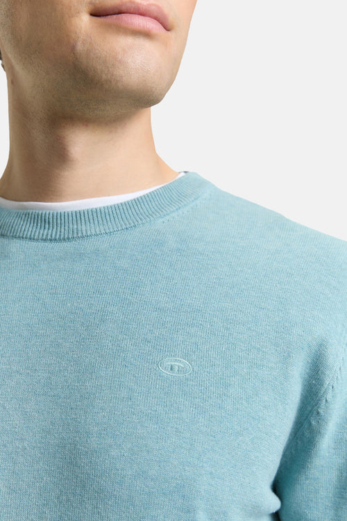 Ronde hals trui blauw van Tom Tailor, in fijne brei met discreet logo op de borst, halsdetail.