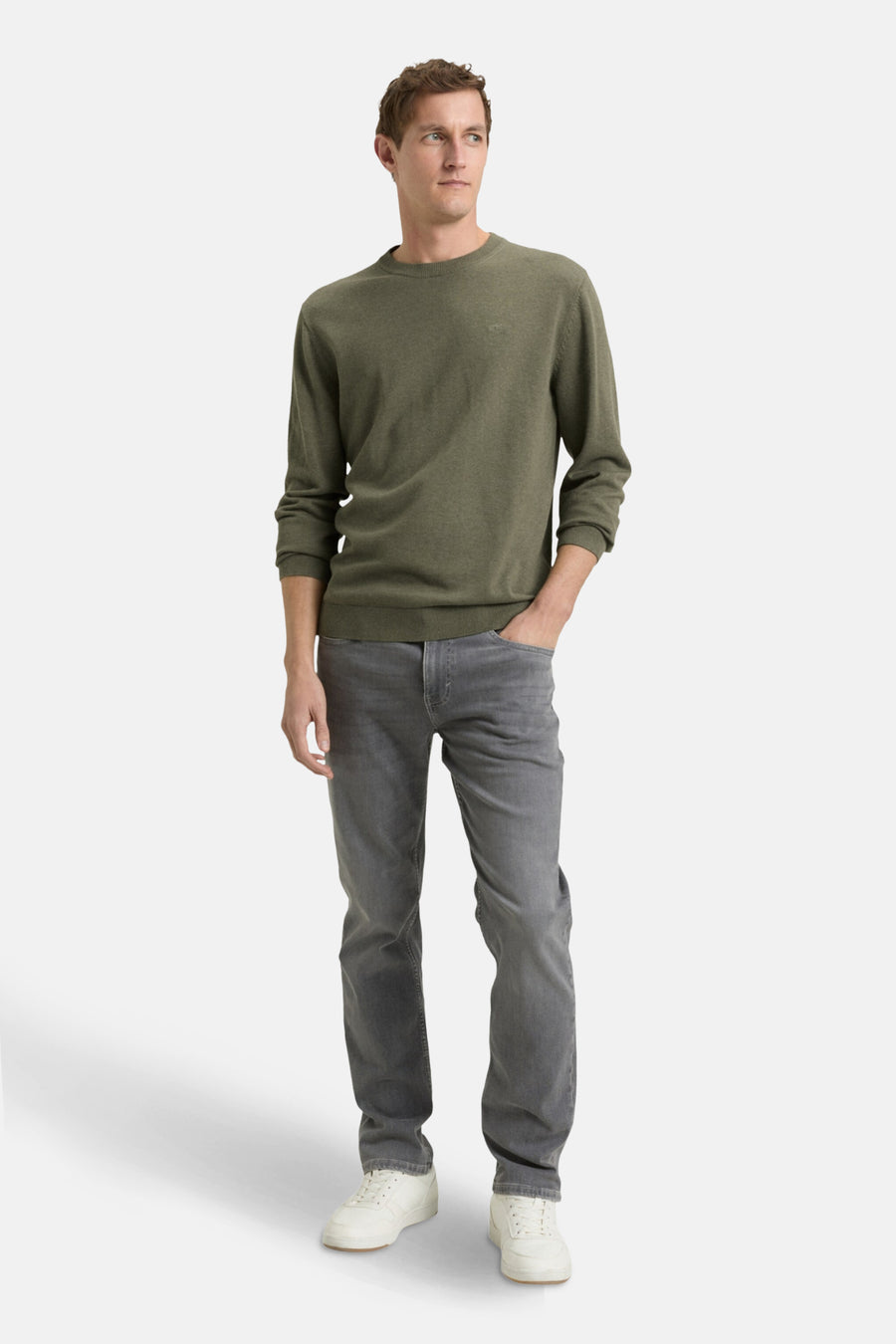 Pull à col rond vert de Tom Tailor, porté avec un jean gris et des baskets blanches.