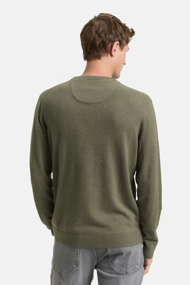Pull à col rond vert de Tom Tailor, vue de dos, porté avec un jean gris.
