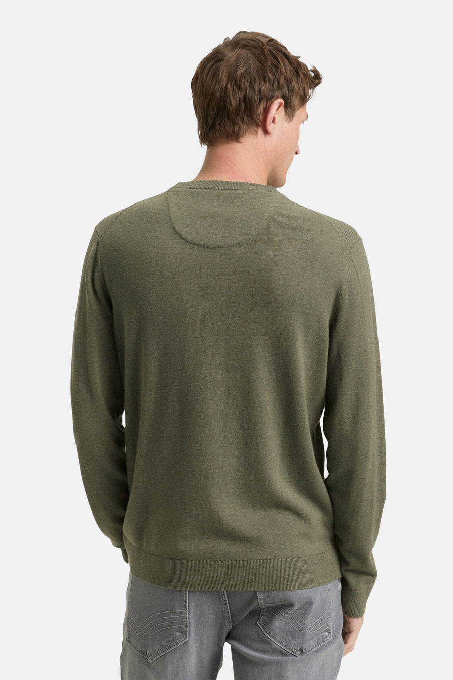 Pull à col rond vert de Tom Tailor, vue de dos, porté avec un jean gris.