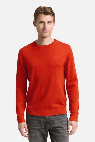 Pull à col rond orange de Tom Tailor, en maille fine, porté avec un jean gris délavé.