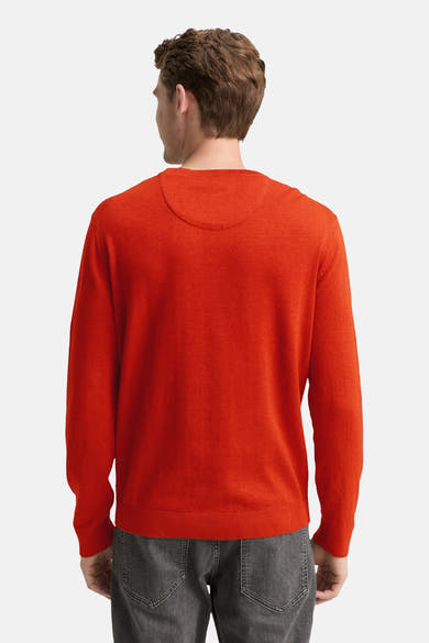 Pull à col rond orange de Tom Tailor, vue de dos, porté avec un pantalon gris.
