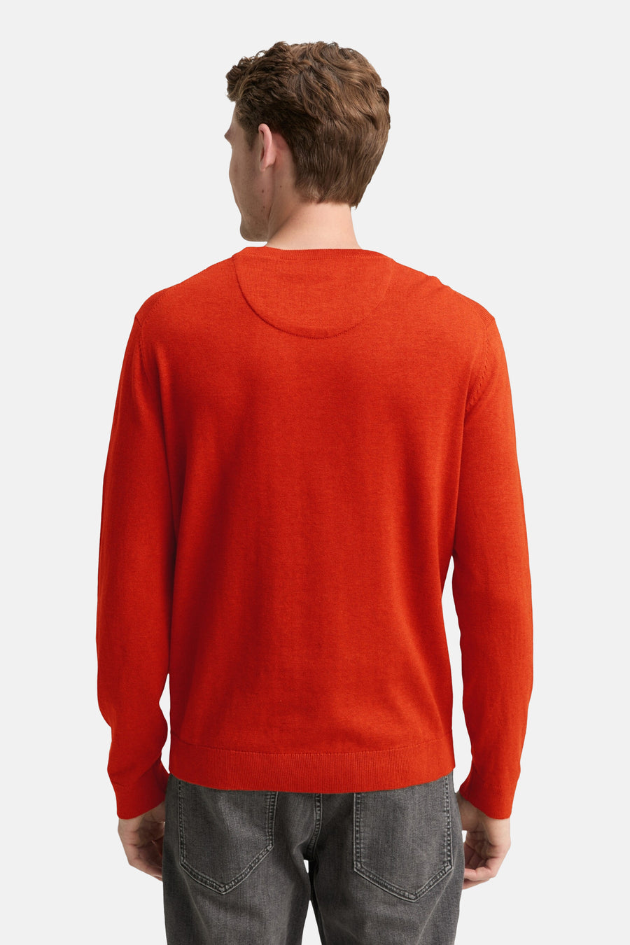 Pull à col rond orange de Tom Tailor, vue de dos, porté avec un pantalon gris.
