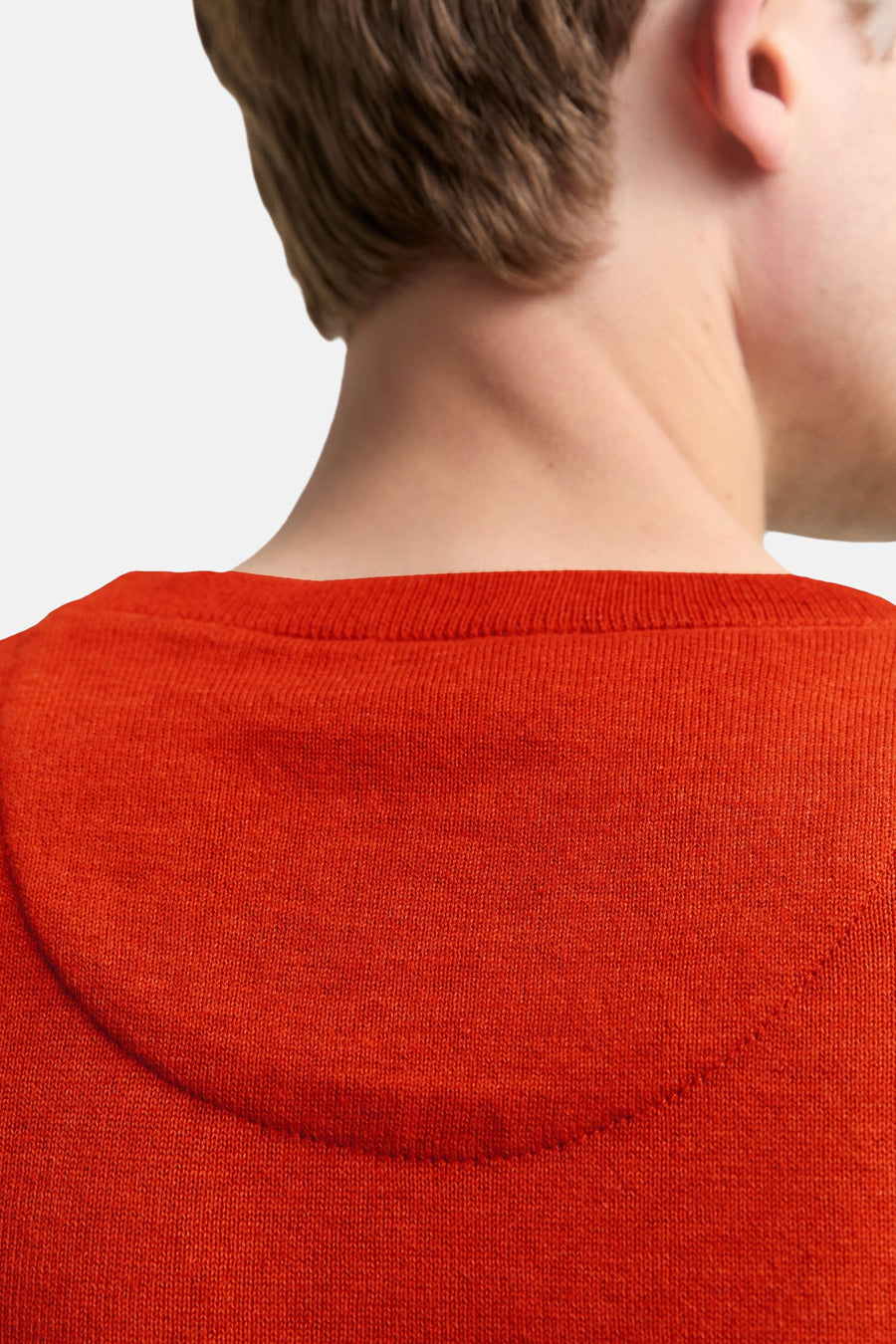 Pull à col rond orange de Tom Tailor, en maille fine, vu de dos, avec un col ras du cou.
