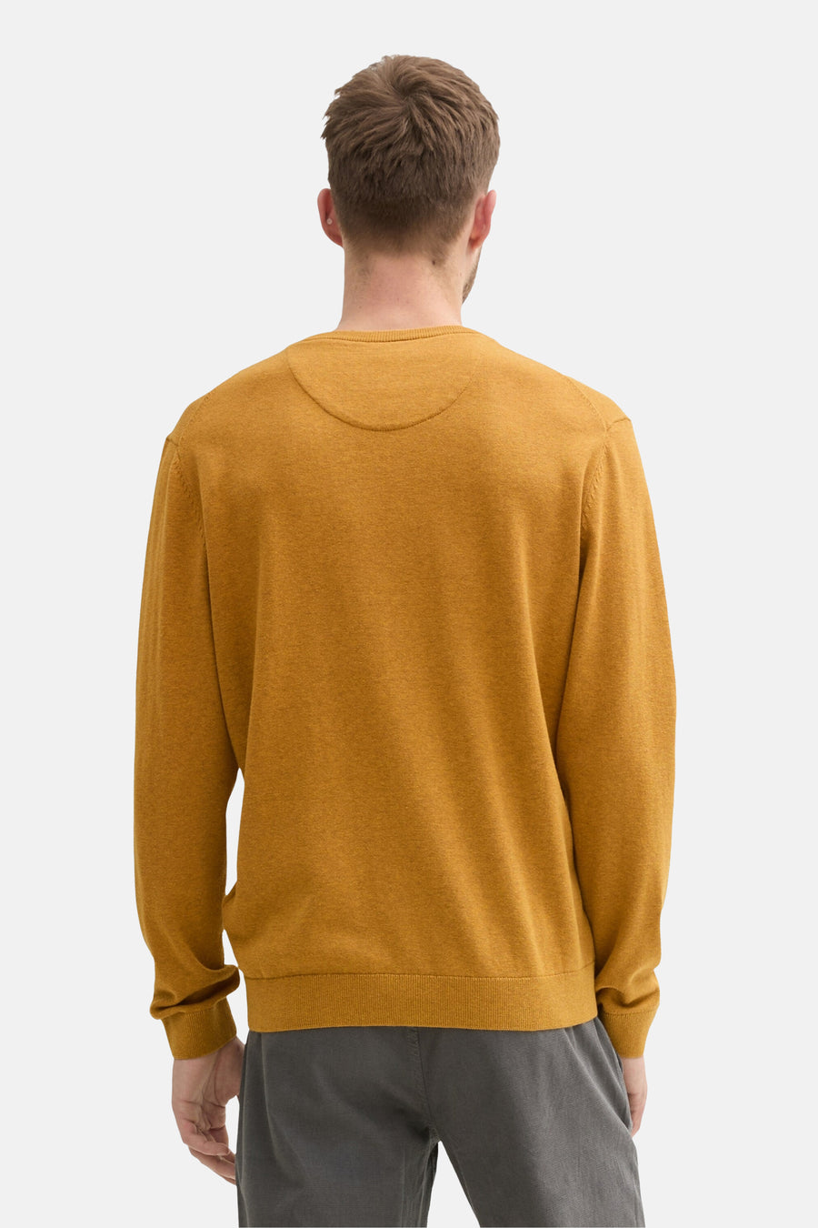 Pull à col rond ocre de Tom Tailor, vu de dos, porté avec un pantalon gris.