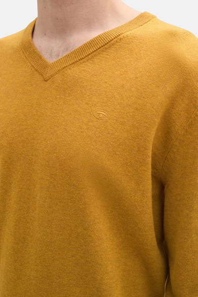 Pull col V ocre de Tom Tailor, en maille fine avec un petit logo sur la poitrine.