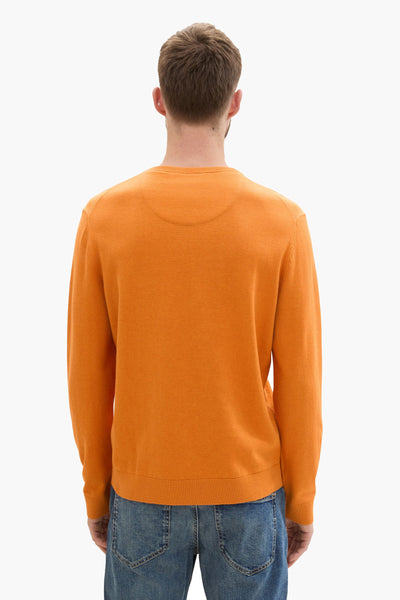 Oranje rondehals trui van Tom Tailor, gedragen met een spijkerbroek, achtergezicht.