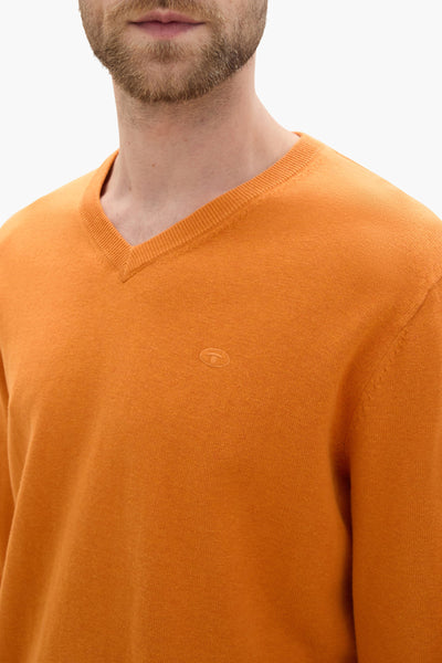 Ronde hals oranje trui van Tom Tailor, in fijne brei, met een klein discreet logo op de borst.