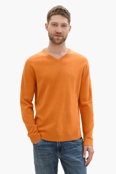 Oranje rondehals trui van Tom Tailor, gedragen met een blauwe jeans.