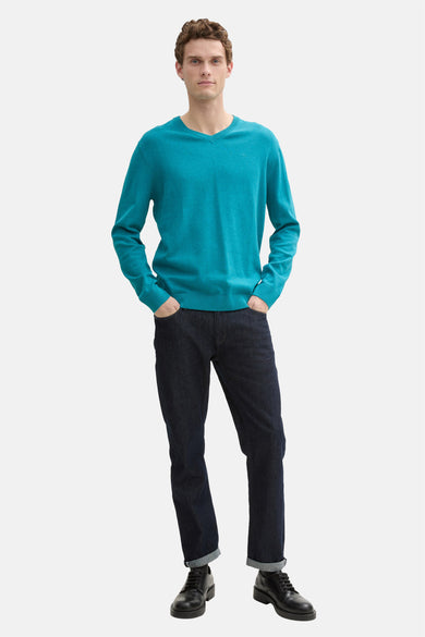 Blauwe ronde mouw trui van Tom Tailor, gedragen met een donkere gestreepte broek en zwarte schoenen.