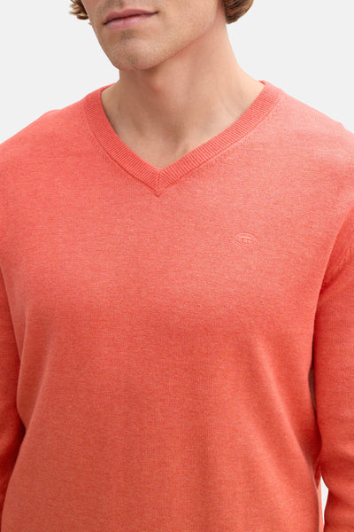 Pull à col V orange par Tom Tailor, en maille fine, avec logo brodé sur la poitrine.