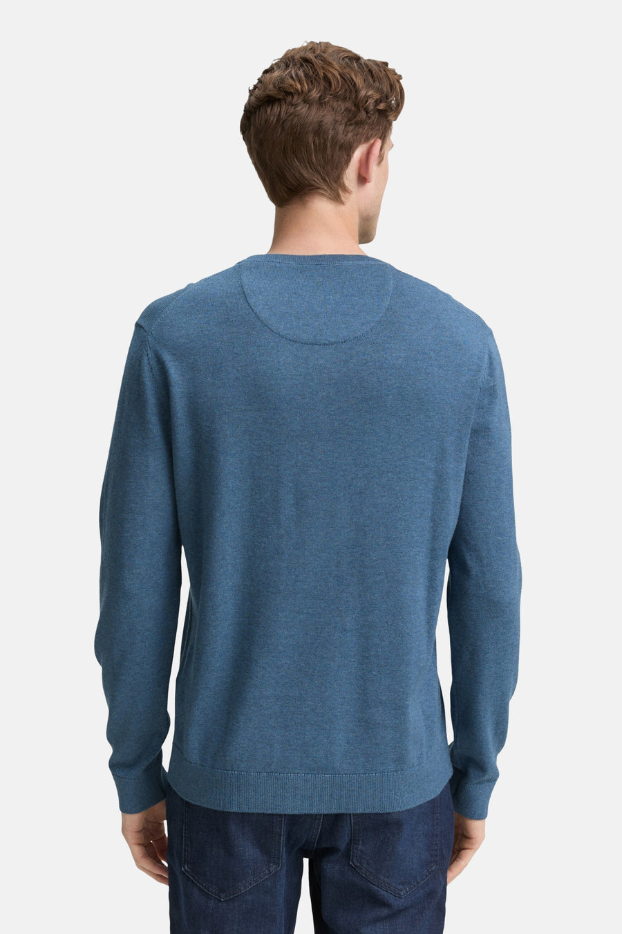 Ronde hals blauwe trui van Tom Tailor, achterkant, gedragen met een donkere spijkerbroek.