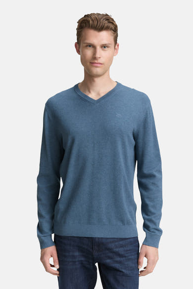 Ronde hals blauw T-shirt van Tom Tailor, gedragen met een donkerblauwe spijkerbroek.