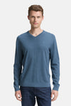 Ronde hals blauw T-shirt van Tom Tailor, gedragen met een donkerblauwe spijkerbroek.