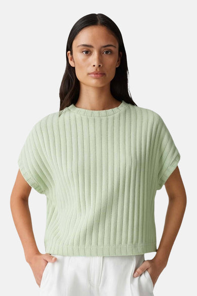 Groen T-shirt met korte mouwen van OPUS, in geribbelde stof, op een neutrale achtergrond.
