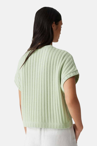T-shirt vert en maille côtelée par OPUS, avec des manches courtes et une coupe droite.