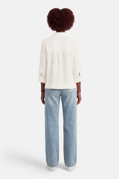 Wit overhemd met lange mouwen van OPUS, wafeltextuur, losse en casual pasvorm, gedragen met een lichtblauwe jeans.
