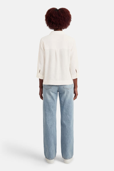 Wit overhemd met lange mouwen van OPUS, wafeltextuur, losse en casual pasvorm, gedragen met een lichtblauwe jeans.