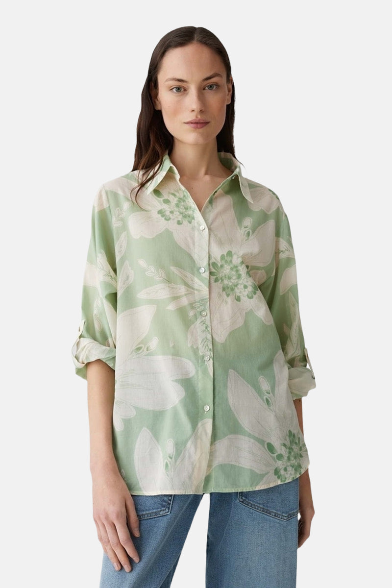 Groen overhemd met lange mouwen van OPUS, met wit bloemenpatroon en opgerolde mouwen, gedragen met een blauwe jeans.