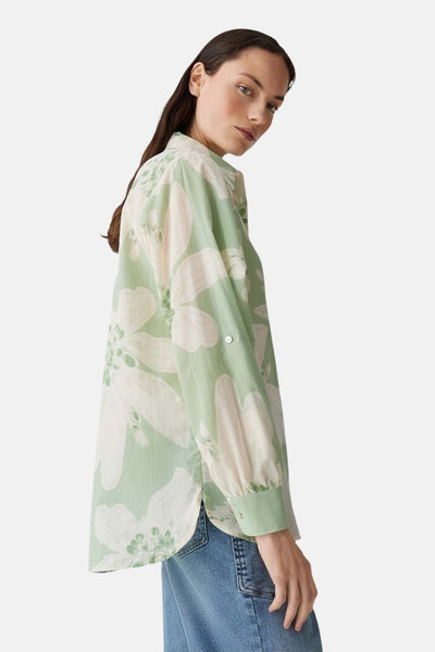 Groen overhemd met lange mouwen en bloemenprint van OPUS, met opgerolde mouwen en gedragen met een spijkerbroek.