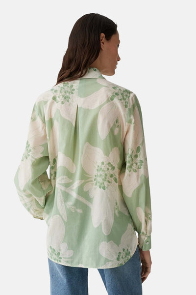 Groen overhemd met lange mouwen van OPUS, met wit bloemenpatroon en opgerolde mouwen, achterzijde.
