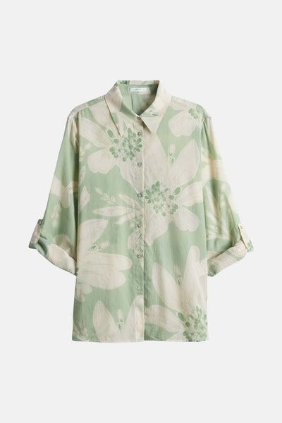 Chemise à manches longues verte en coton by OPUS avec un motif floral blanc, manches retroussées.